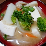 豆腐とさつま揚げとブロッコリーの味噌汁